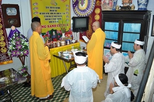 le_cung_49_ngay_tai_cong_vien_thien_duong