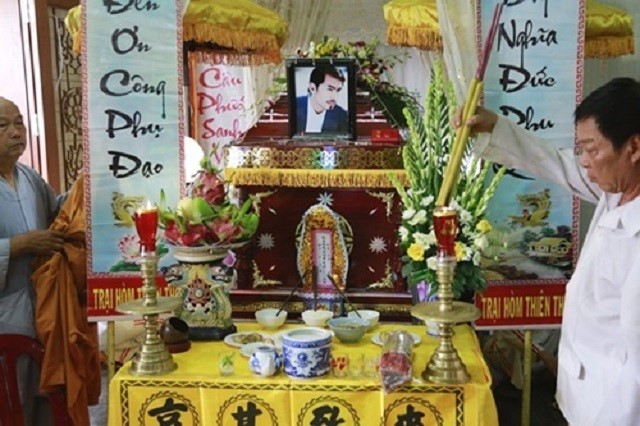 cach-dat-mam-le-cung-com-cho-nguoi-moi-mat