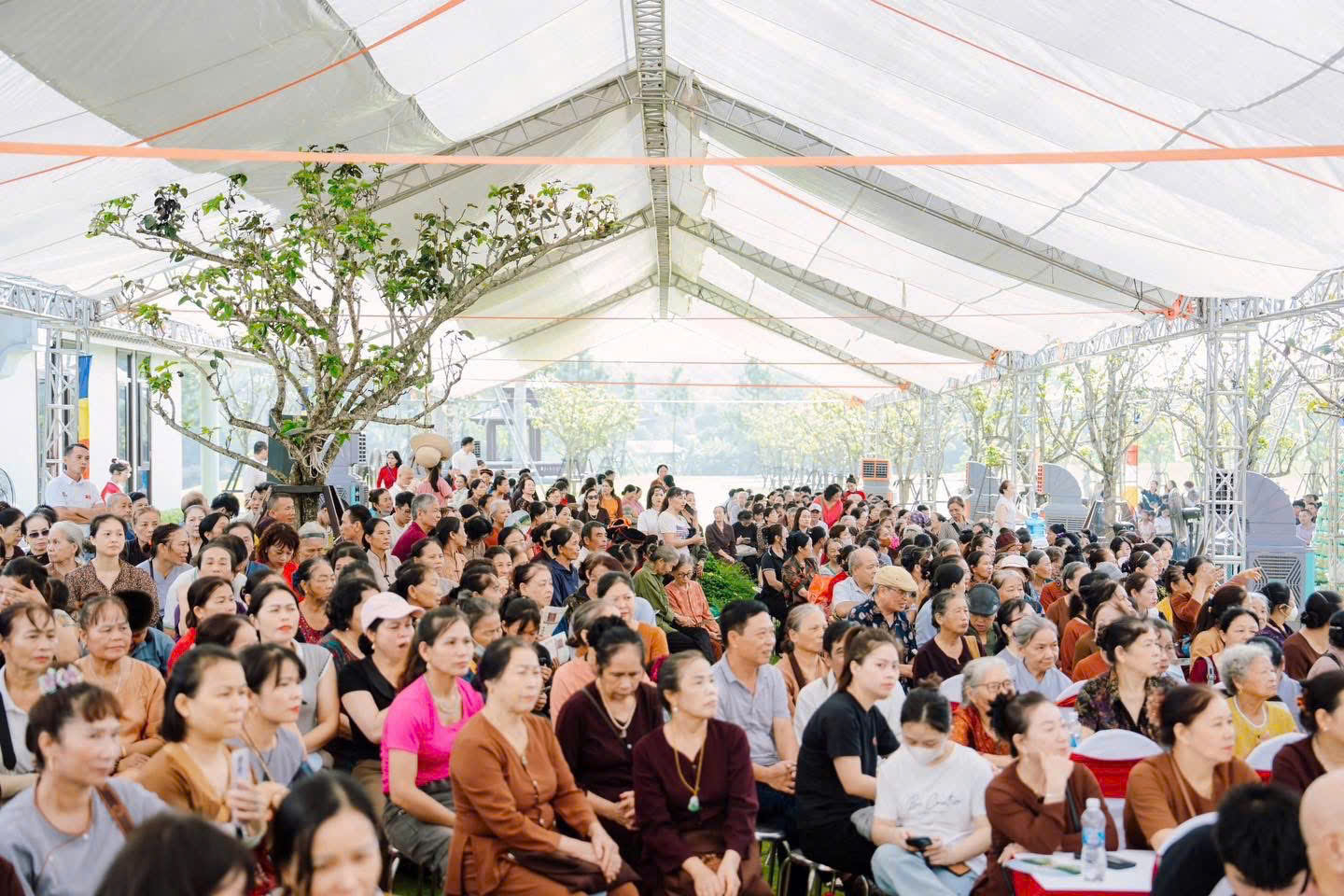 Đại lễ năm nay có sự tham dự của đông đảo khách mời, tăng ni phật tử trong và ngoài tỉnh Tuyên Quang. Ảnh: An Phát Vinh.